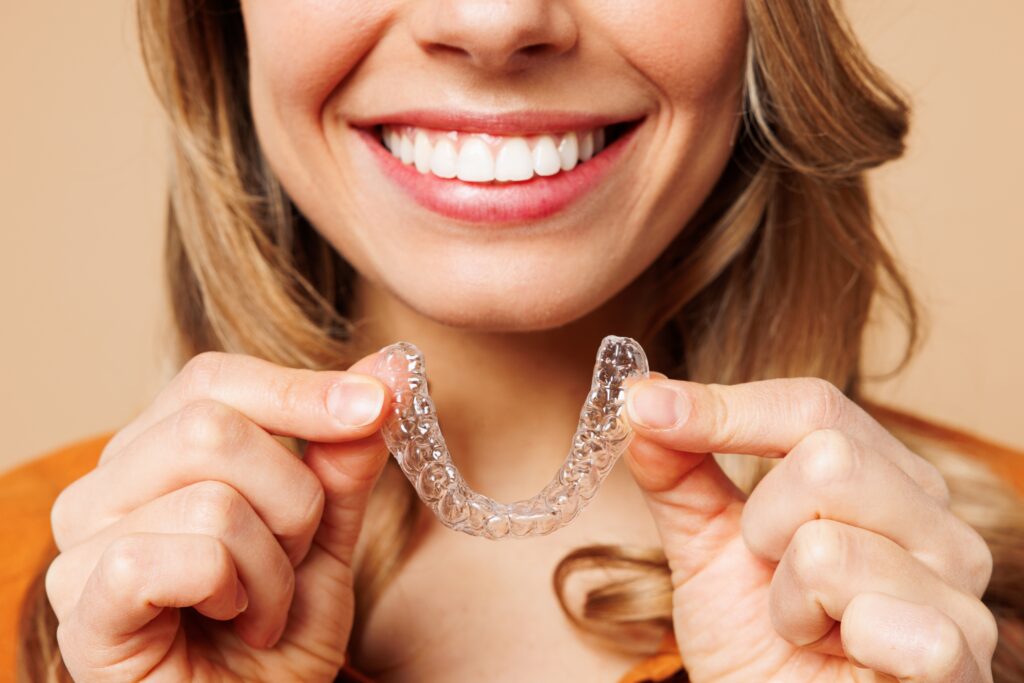 Prostowanie zębów aparat ortodoncja invisalign